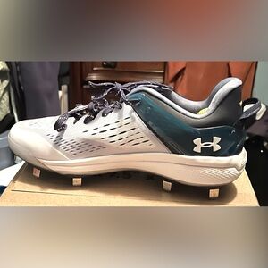 Mens size 7.5 UA Yard Low MT Baseball Cleats 3025592-401